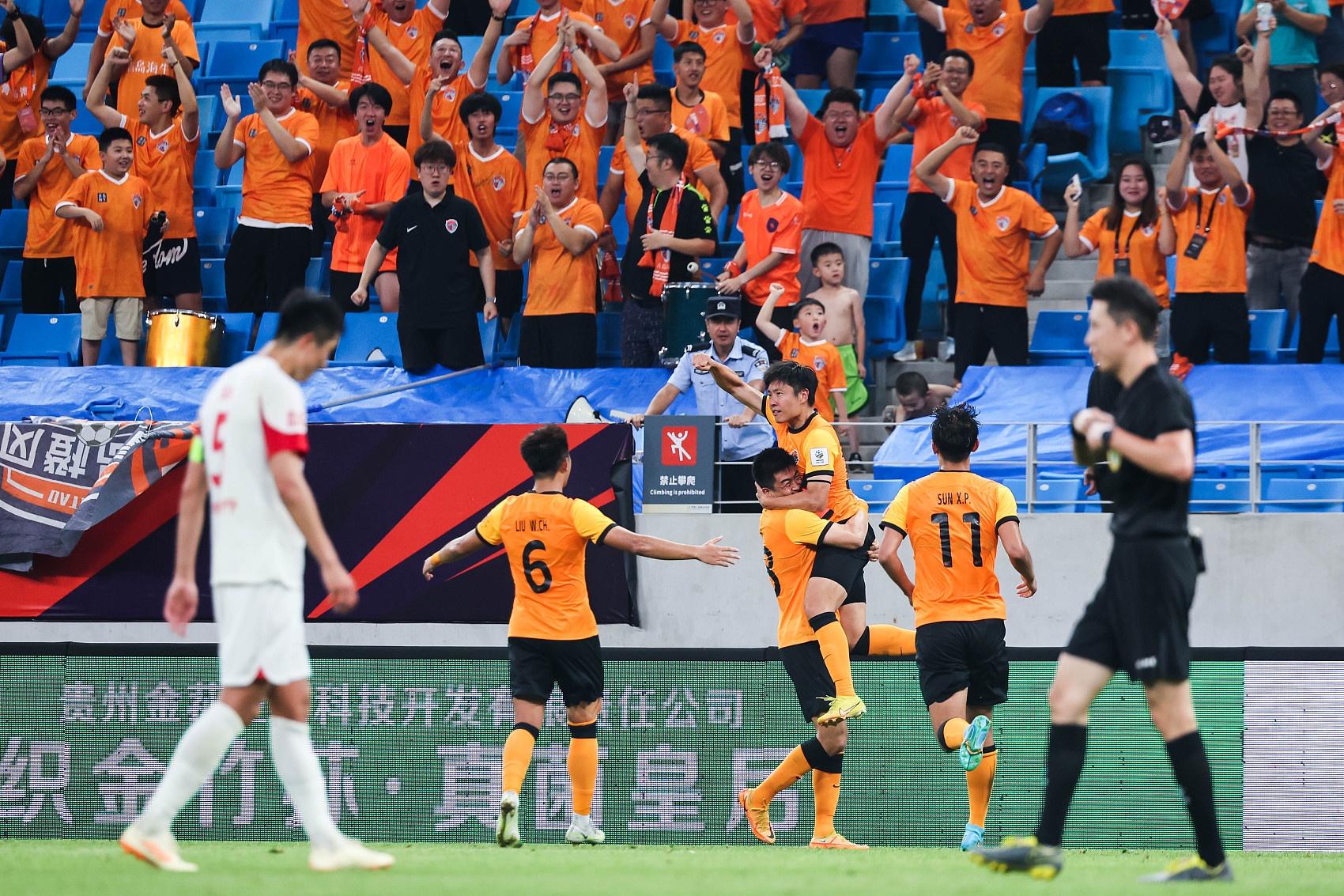 一场5-2！验出25岁中场真成色曾遭崔康熙无视或重返泰山接班陈蒲